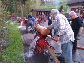 Das wo rüücht im Hintergrund isch de Grill...